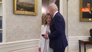 Giorgia Meloni arriva alla Casa Bianca e Biden la bacia sui capelli