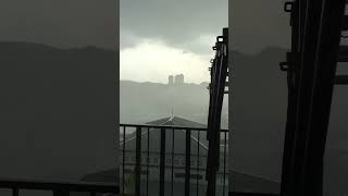 😱 忽然来个倾盆大雨 这个雨实在太恐怖了