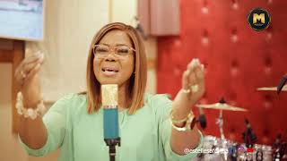 Estelle Safowaa - In His Presence; LIVE WORSHIP