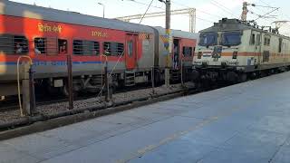 12487 - Seemanchal Express Arriving at Tundla Junction in Platform no - 4 !!!