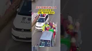 小货车车上挤满16人，结果路上遇到巡逻车…