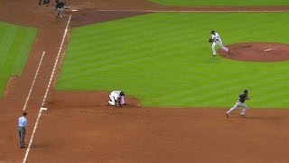 CLE@HOU: Carter fields a tough grounder in the 6th