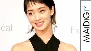 剛力彩芽、美背中見せで洗練されたドレススタイル　「勇気を振り絞った」大人の装い