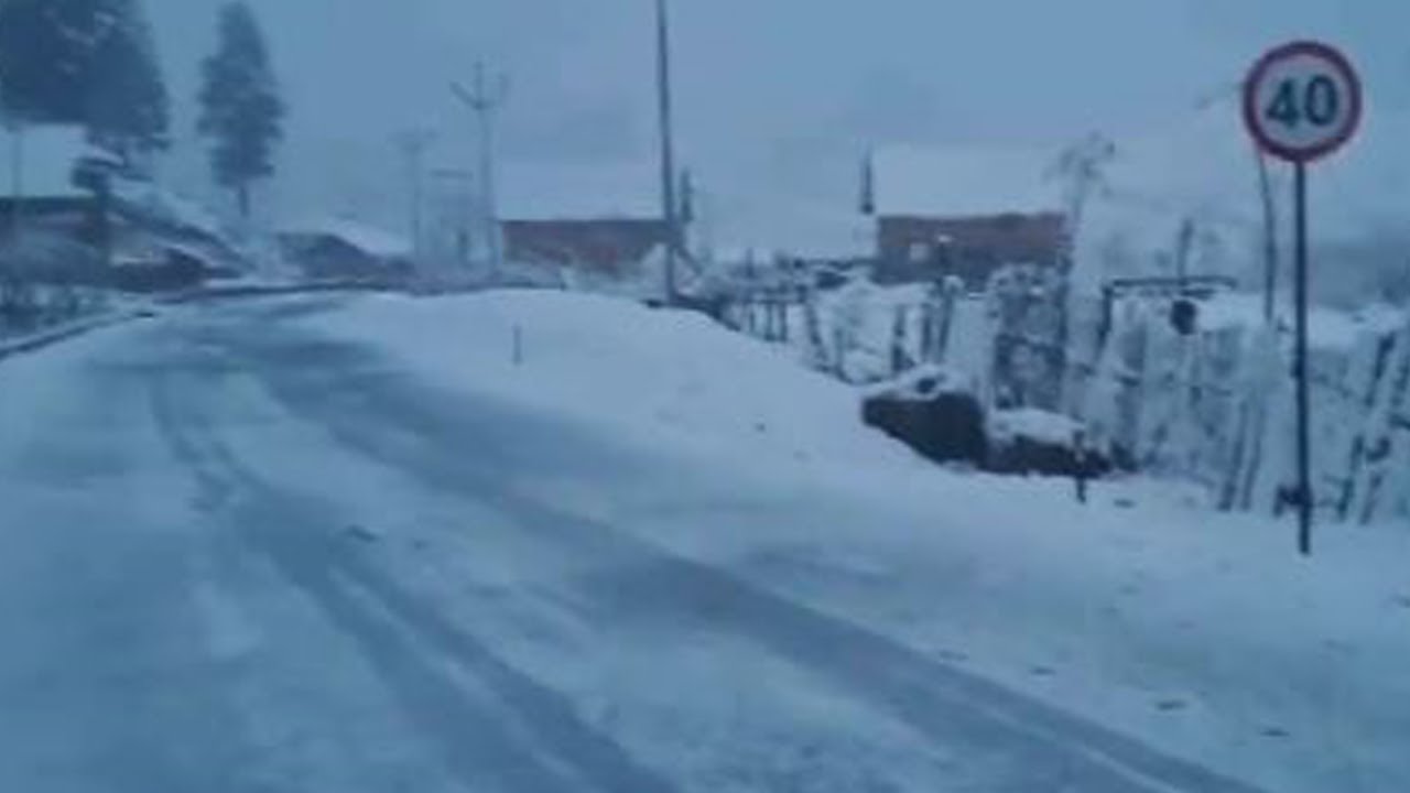 Gulmarg Receives Season's First Snowfall - YouTube