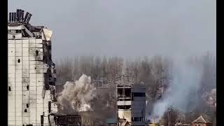 Российский тяжёлый огнемёт  "Солнцепек" разносит и сжигает опорные пункты ВСУ в кварталах Бахмута