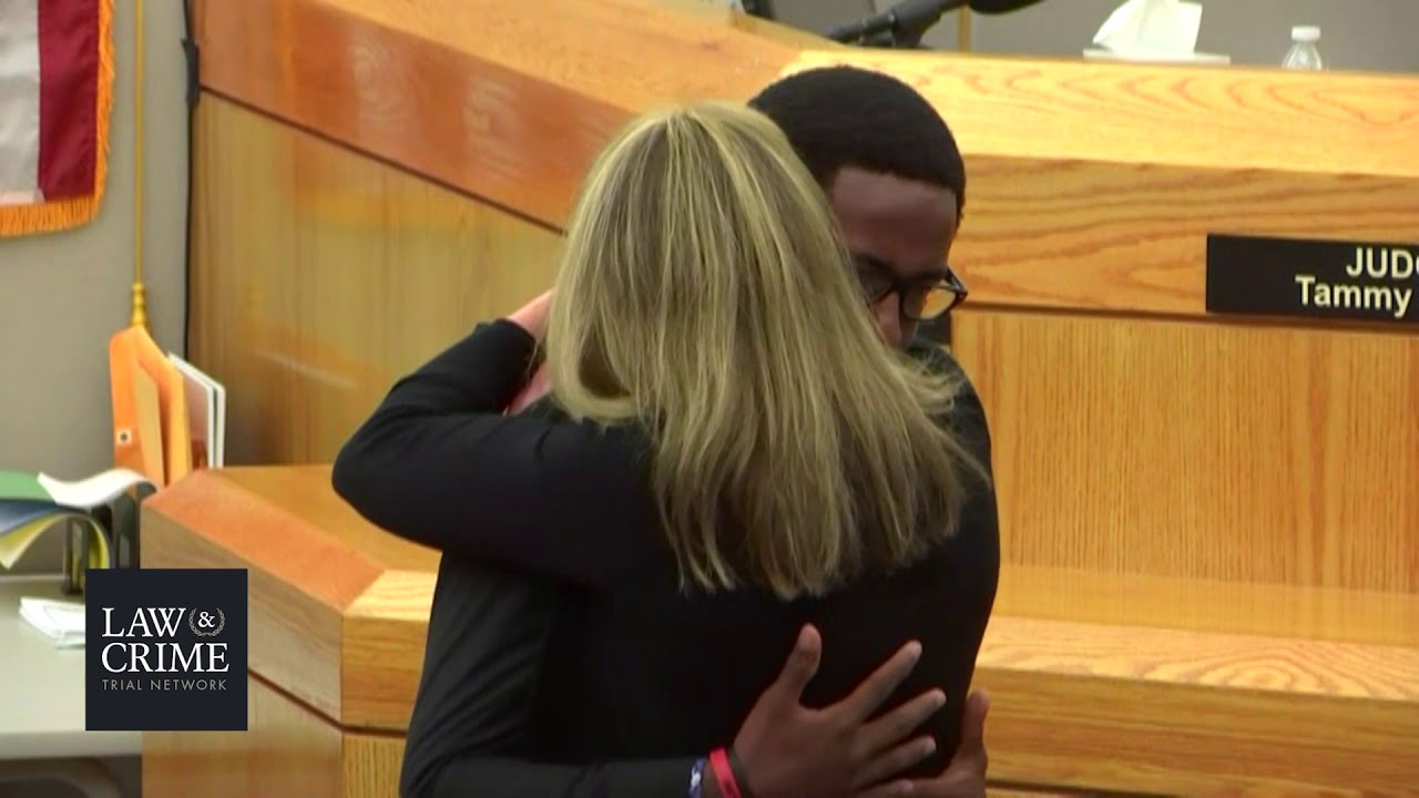 Botham Jean's Brother Hugs Amber Guyger - YouTube