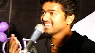 Thalapathy Vijay singing Ellapugazhum at Ethiraj College (09/06/2007)