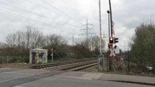 schneller güterzug in Düsseldorf eller beim bahn übergang