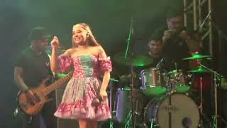 Marília Tavares cantando forrozão de Manaus