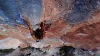 Chris Sharma do Petzl Team escalando a “La Rambla”