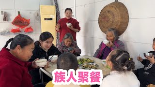 农村族人聚餐，小翠用最简单的地方美食来招待，人多吃饭真是热闹