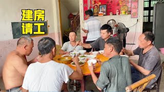 建新房家里忙不停，小白去镇上买菜收农产品，洗好碗急忙赶妈妈家