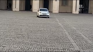 Meloni arriva al Quirinale in mano un quaderno blu