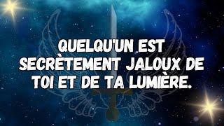 Quelqu'un est secrètement jaloux de toi et de ta lumière.