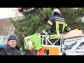 weihnachtsbaumaufstellung mit feuerwehrkran freiwillige feuerwehr sillenbuch s