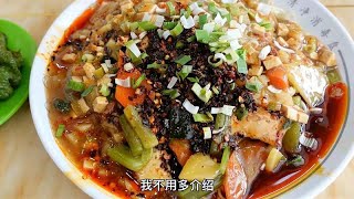 会吃的兰州人创造了两和凉面，卤子配炸酱荤素搭配，10元贵吗？