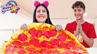 Maria Clara e JP comem, brincam e de divertem com pizzas! 🍕