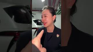 这个显眼包真的超能演，这个英语真的很散装，大家说我要不要压他的脚😡#散装英语 #显眼包 #夫妻日常搞笑 #一本正经飚方言 #这英语说得真好看