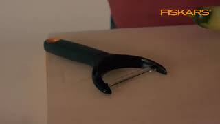 Овощечистка Fiskars Functional Form