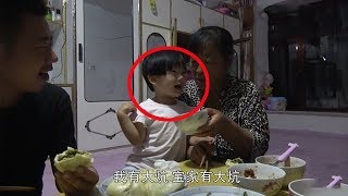 东北大龙565 ：野生小鱼钓一桶？老妈今天厉害了，晚饭来点土豪做法