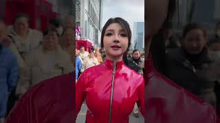 AI机器人莎莎街头表演秀。引路人围观，真假难辨。可爱美女机器人。AI robot imitation show.Cute beauty robot.