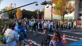 岡山マラソン2018 岡山県警音楽隊～うらじゃ振興会オフィシャルチーム響音∞ひびき∞ スタート地点での応援演奏＋演舞