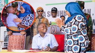 Mwanafunzi Shule ya kata ‘AMKOSHA’ SAMIA, Ampisha Kwenye KITI CHA RAISI! SHUHUDIA