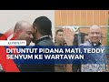 Usai Dituntut Pidana Mati, Teddy Minahasa Lempar Senyum Saat Disapa Wartawan