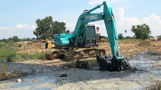 Amazing Excavator Kobelco SK200Lc Clearing Mud | Best Machines Working