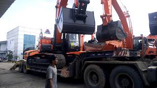 Doosan DX300LC with Scania truck