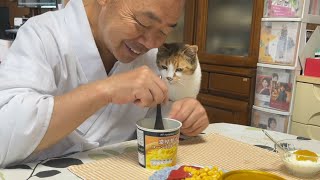 コーンスープだーーー❤️の住職と母の様に見守る猫のミー子。