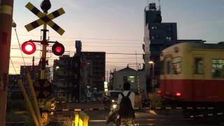 ノスタルジックな踏切音。小湊鐵道五井駅の電鈴式踏切（鐘を叩いて鳴らす）｜鉄道新聞