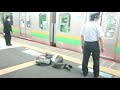 【4k】埼玉 jr大宮駅のホームで寝る泥酔ジジイ。そのせいで電車も停止させてしまう迷惑ジジイ