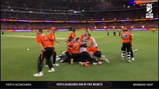 The moment the Perth scorchers won the BBL12 final!
