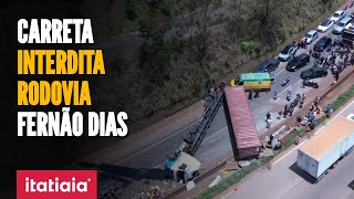 CARRETA TOMBA E INTERDITA RODOVIA FERNÃO DIAS EM IGARAPÉ