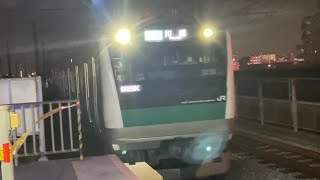 （本日戸田橋花火大会開催の為臨時ダイヤで運行）E233系7000番台ﾊｴ121編成が警笛を鳴らしながら戸田公園駅2番線に到着停車する動画（2023.8.5 9929K）