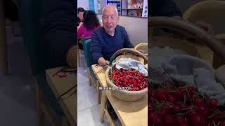 这就是爱 吃午饭，看见两个老乡提了一小笼樱桃走进餐厅 #funny #food #vlog #video #shorts