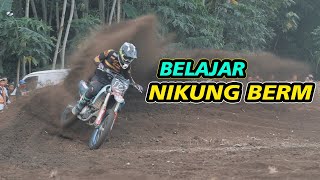 MELIHAT LANGSUNG CARA MOTOCROSS BELOK DI TIKUNGAN BERM