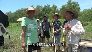 小池带着一帮网友体验螃蟹是怎么挖出来的？小朋友看到都很惊讶