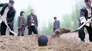 日軍少佐狂妄的追擊八路軍，不料一出門就中了埋伏，直接被八路軍種進土裡。