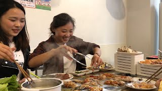 Qiu Mei and sister eat buffet barbecue, eat oysters, pork belly casually