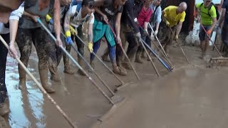 Thousands of volunteers help to clean what is left after floods in Valencia  | VOA News