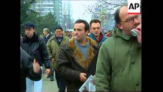 SERBIA: BELGRADE: STUDENT PROTESTERS SCRUB WALLS OF UNIVERSITY