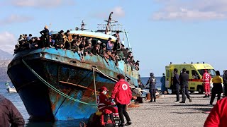 Grèce: des centaines de migrants dans un port après une opération de sauvetage en mer | AFP Images