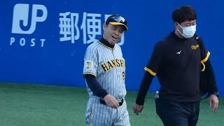 【不満たらたら】試合後、球場を去る際に愚痴が止まらない岡田監督。首を傾げるシーンも 2024.6.29