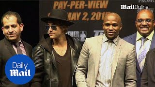 Justin Bieber joins Floyd Mayweather on stage ahead of fight - Daily Mail