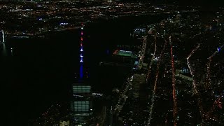 La flèche du World Trade Center aux couleurs des États-Unis après l'attentat de New York