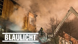 Holz-Penthouse in Flammen - Wohnungsbrand auf Hochbunker!