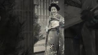 忘れられた日本　100年前の日本人の写真と共に　正月に羽子板を持って微笑む女性　#shorts