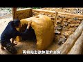 男人因为喜欢自由，独自来到野外搭建临河石头屋！ 在野外建造